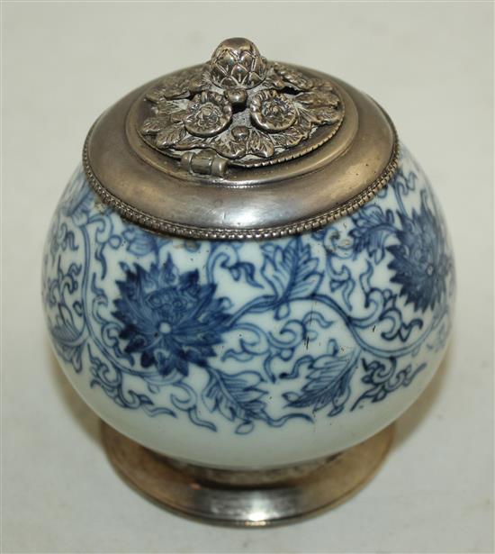 A Chinese blue and white pot, 16th century, 9.7cm